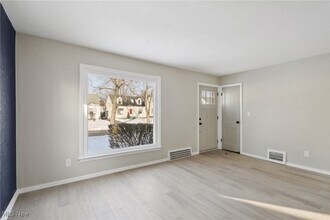 21316 Watson Rd in Maple Heights, OH - Building Photo - Building Photo