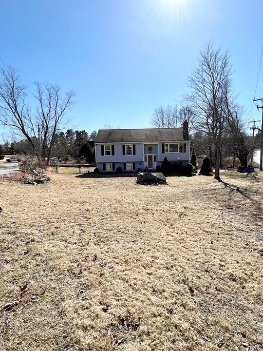 10 Hartford Ave S in Upton, MA - Building Photo