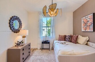 117 SW 170th Ave in Pembroke Pines, FL - Foto de edificio - Building Photo