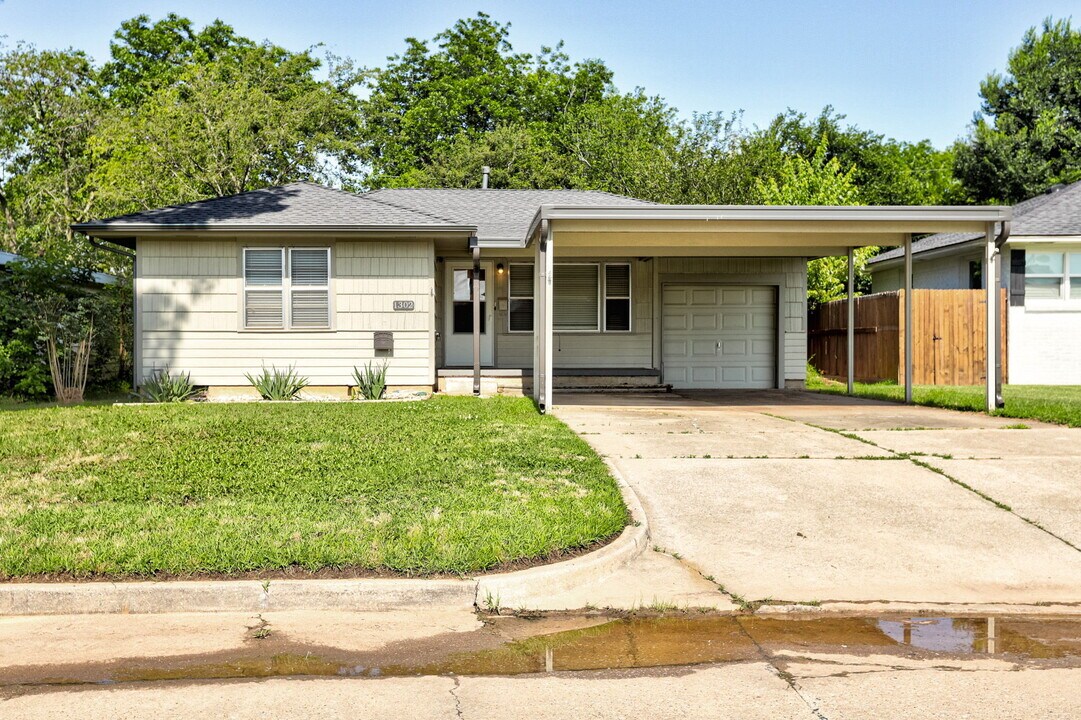 1302 Regent St in Norman, OK - Building Photo