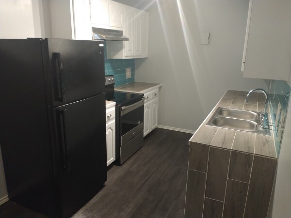 719 San Antonio St-Unit -10 in Pleasanton, TX - Building Photo