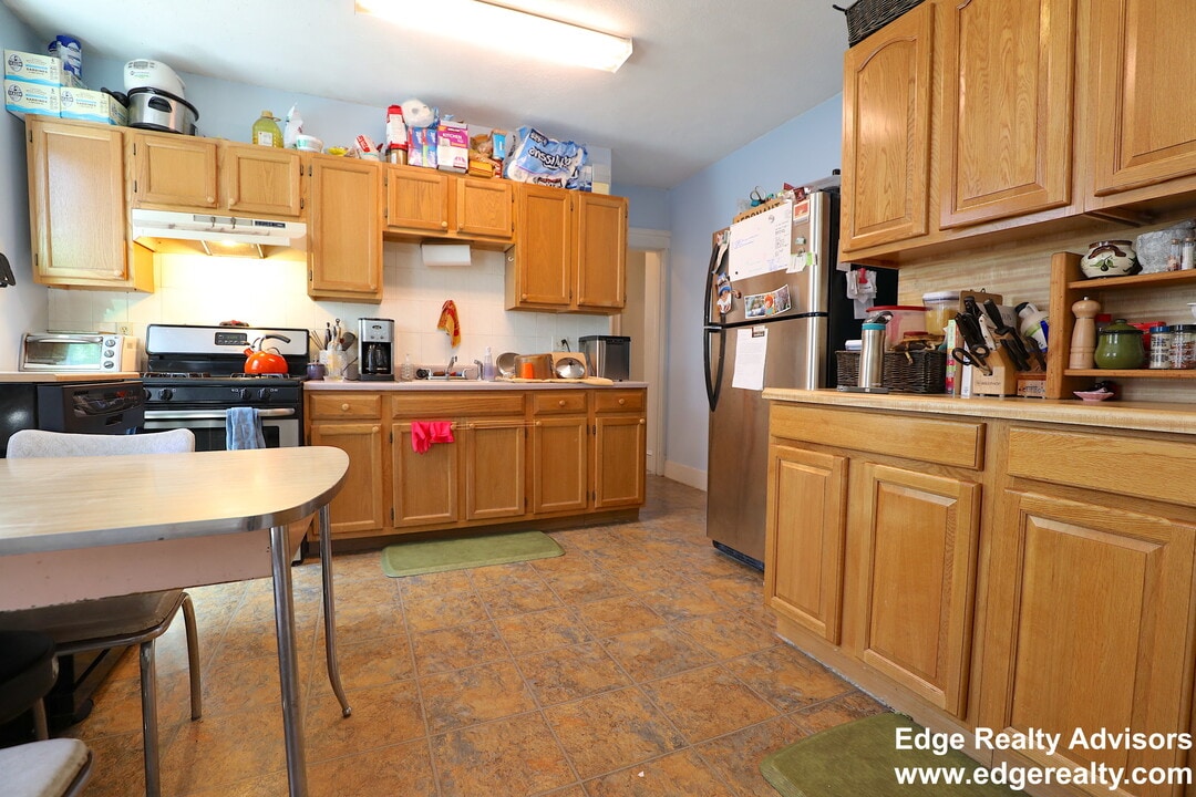 24 Wallingford Rd, Unit 5 in Boston, MA - Building Photo