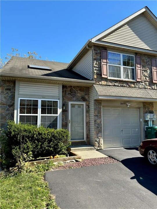 1049 Timberidge Ln in Allentown, PA - Building Photo