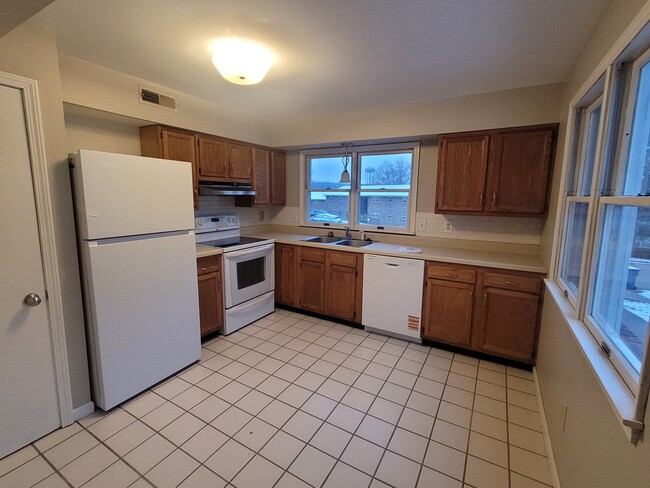 2207 Weathered Rock Rd, Unit Apartment B in Jefferson City, MO - Foto de edificio - Building Photo