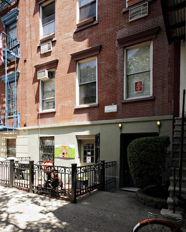 297 E Tenth St in New York, NY - Building Photo - Building Photo