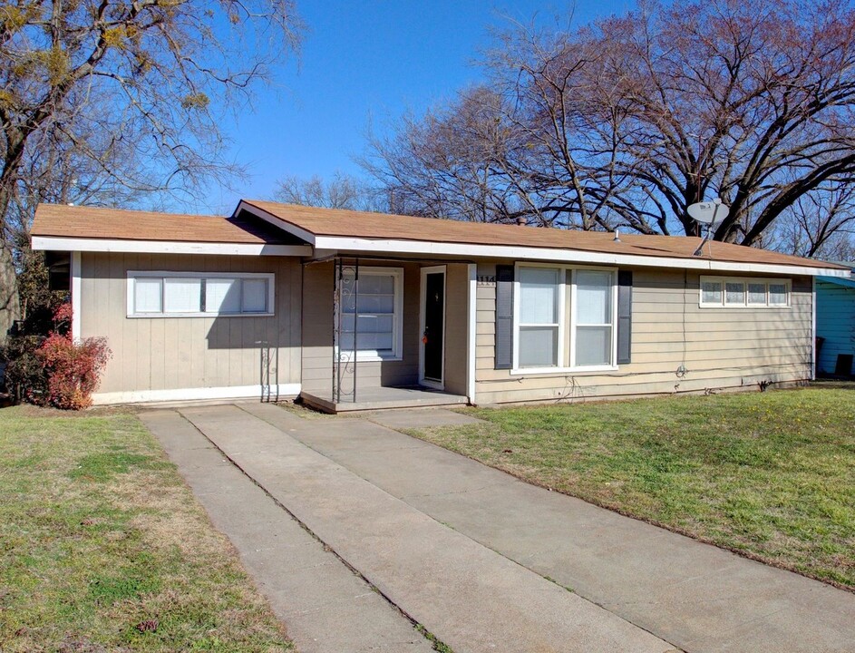 1114 Poindexter Ave in Cleburne, TX - Building Photo