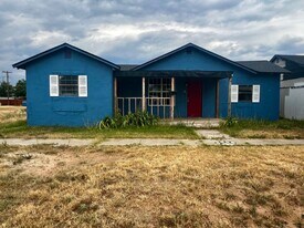 220 N 6th St in Slaton, TX - Building Photo