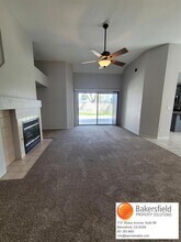 10904 Via Vista in Bakersfield, CA - Building Photo - Building Photo