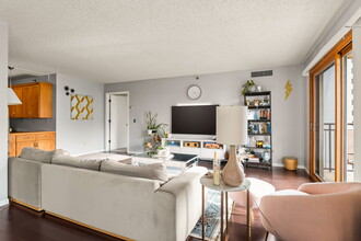1225 Lasalle Ave, Unit 1404 in Minneapolis, MN - Foto de edificio - Building Photo