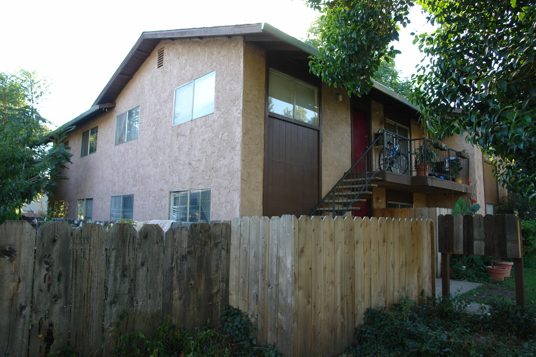 1432 Hemlock St in Chico, CA - Foto de edificio