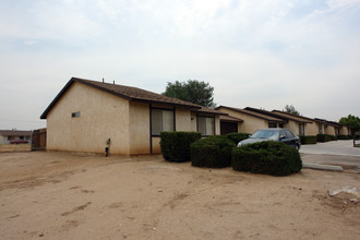 15233 Sequoia Ave in Hesperia, CA - Building Photo - Building Photo