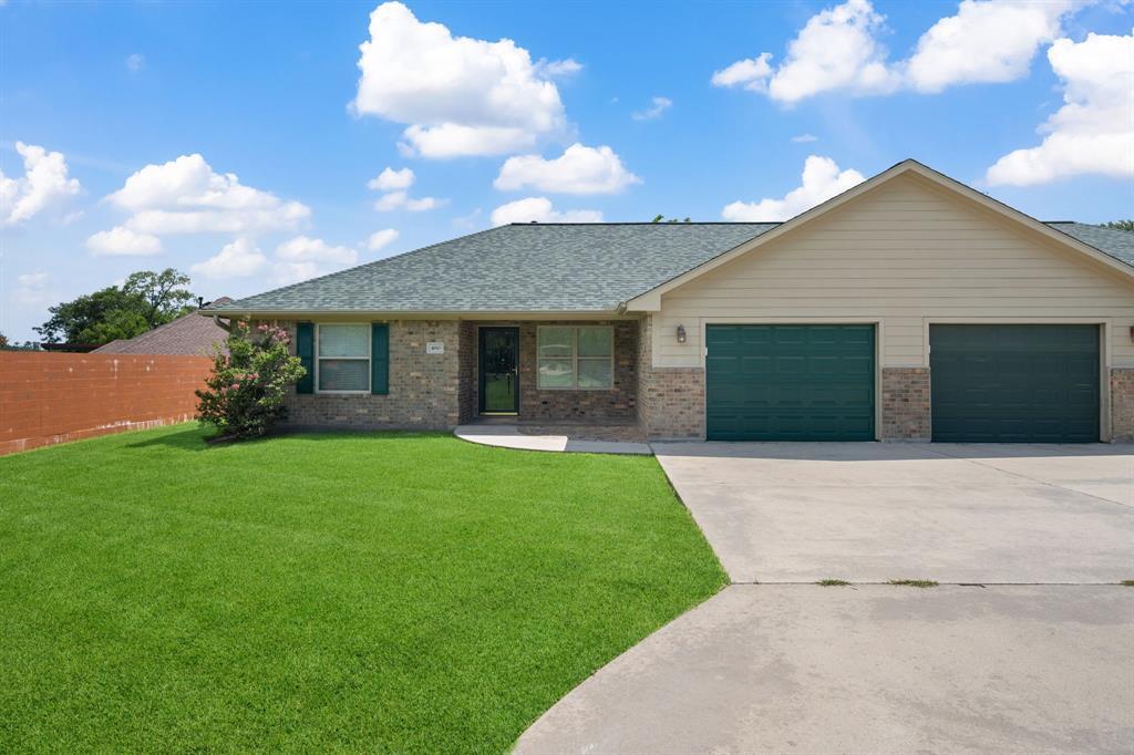 480 W Houston St in Highlands, TX - Building Photo