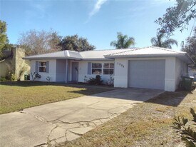 1055 S Cooper Dr in Deltona, FL - Building Photo
