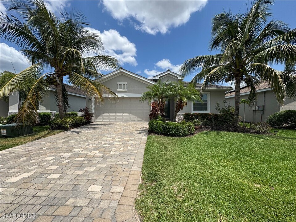 3669 Crimson Ln in Ft. Myers, FL - Building Photo