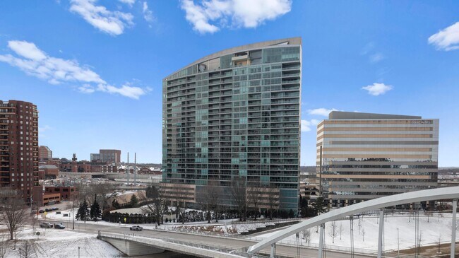 1 Miranova Pl in Columbus, OH - Building Photo - Building Photo