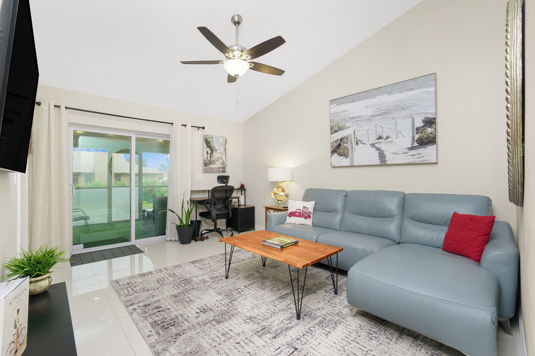 10525 Pendleton Ave in Englewood, FL - Foto de edificio