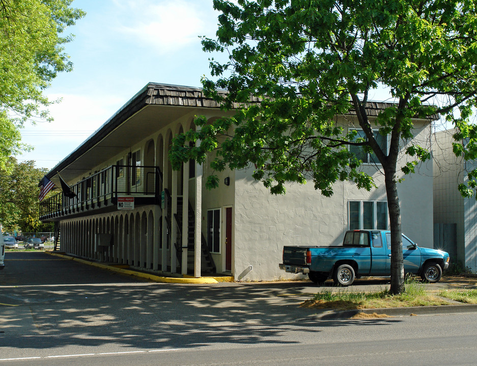 951 W 7th Ave in Eugene, OR - Building Photo