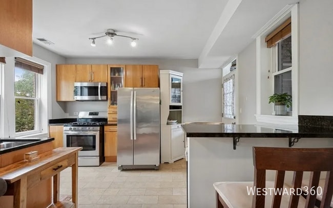 property at 2656 W Lunt Ave
