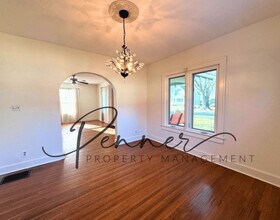 615 SE Douglas St in Lee's Summit, MO - Building Photo - Building Photo