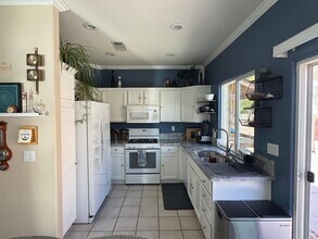1058 Warm Canyon Way in Las Vegas, NV - Building Photo - Building Photo
