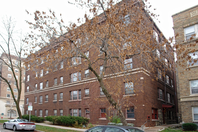 Juneau Apartments in Milwaukee, WI - Building Photo - Building Photo