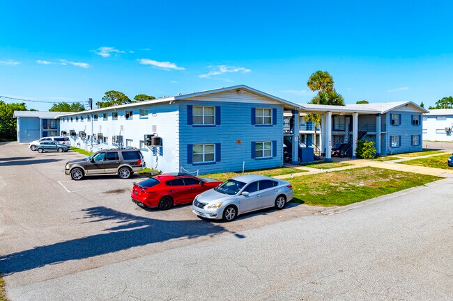 Colonial Arms Condos in Merritt Island, FL - Foto de edificio - Building Photo