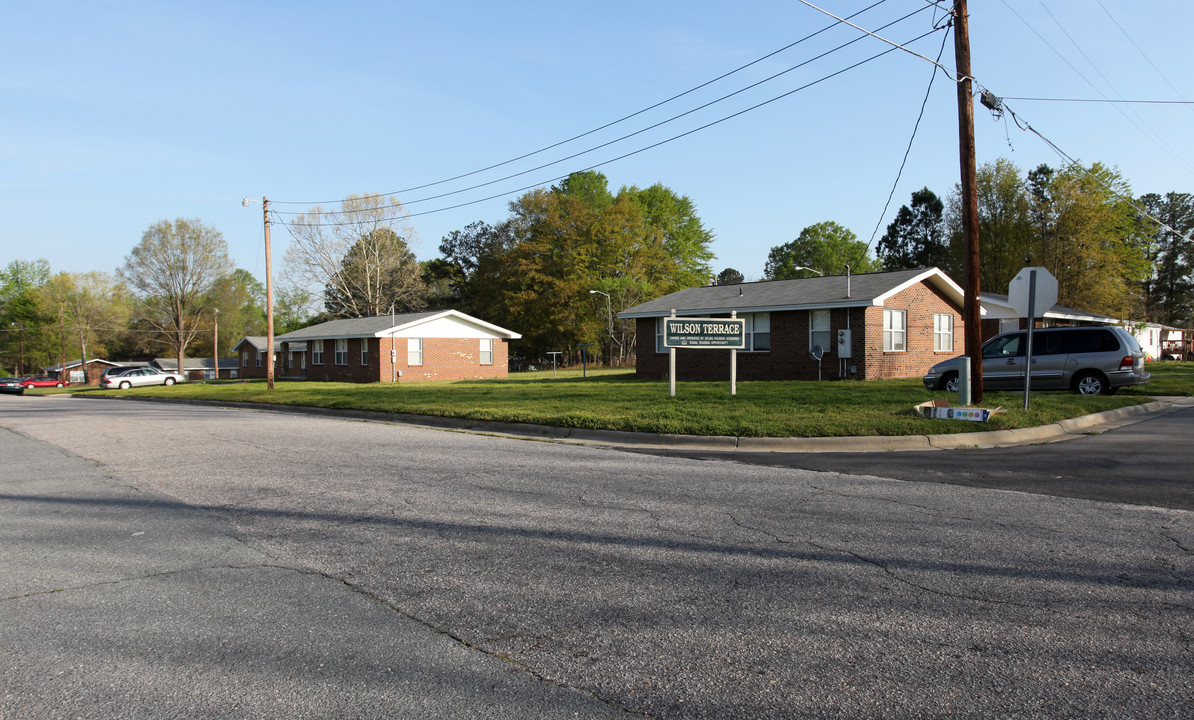 501 West St in Selma, NC - Foto de edificio