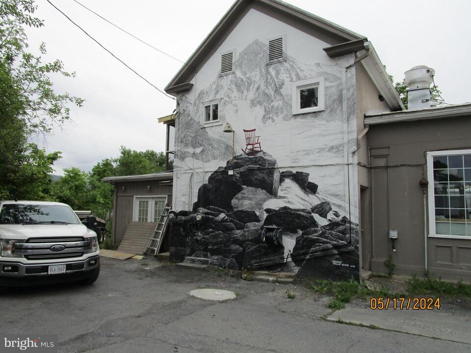 308 E King St in Strasburg, VA - Foto de edificio