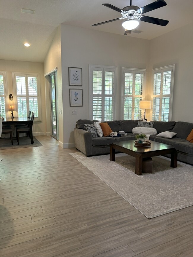 9610 Gretna Green Dr in Tampa, FL - Building Photo - Building Photo