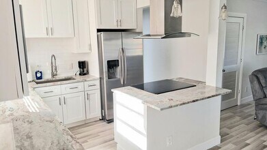 534 NW 5th St in Boynton Beach, FL - Foto de edificio - Building Photo