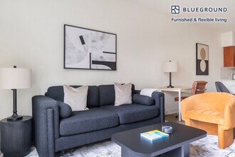 11000 NE 10th St in Bellevue, WA - Building Photo - Building Photo