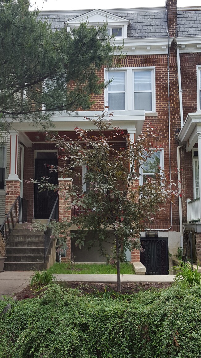 714 Kenyon St NW, Unit Co-living Bedroom 1 in Washington, DC - Building Photo - Building Photo