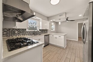 4955 Wigton Dr in Houston, TX - Building Photo