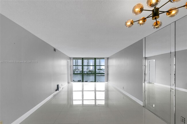 1000 Parkview Dr in Hallandale Beach, FL - Building Photo - Building Photo