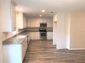 680 N Court St in Bronson, FL - Foto de edificio - Building Photo