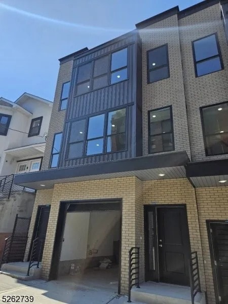 96 Montgomery St, Unit Unit 2 in Paterson, NJ - Building Photo - Building Photo