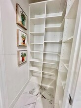 8143 NW 45th St in Doral, FL - Foto de edificio - Building Photo