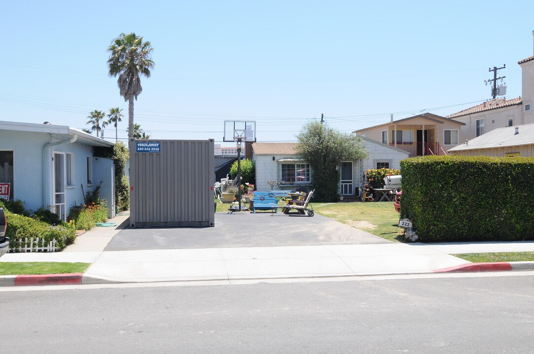 220 2nd St in Huntington Beach, CA - Building Photo