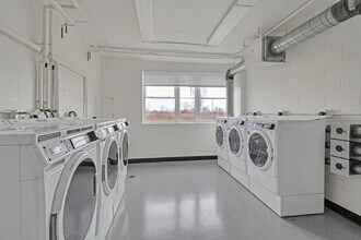 Unicorn Apartments in Sanborn, NY - Foto de edificio - Building Photo