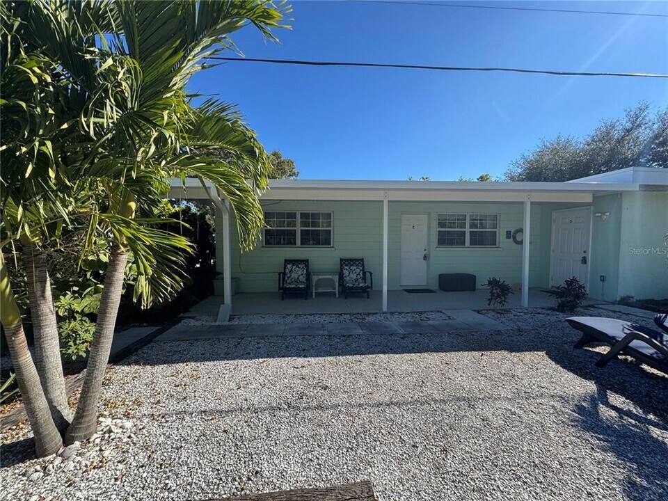 104 Base Ave W in Venice, FL - Building Photo