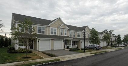 Seasons At Massapequa in Massapequa, NY - Foto de edificio - Building Photo