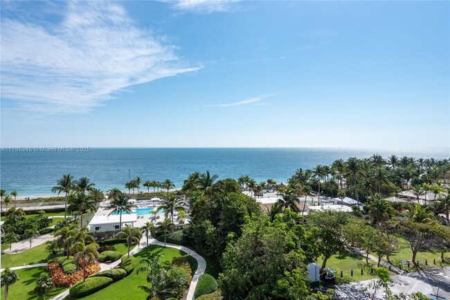 607 Ocean Dr in Key Biscayne, FL - Foto de edificio - Building Photo