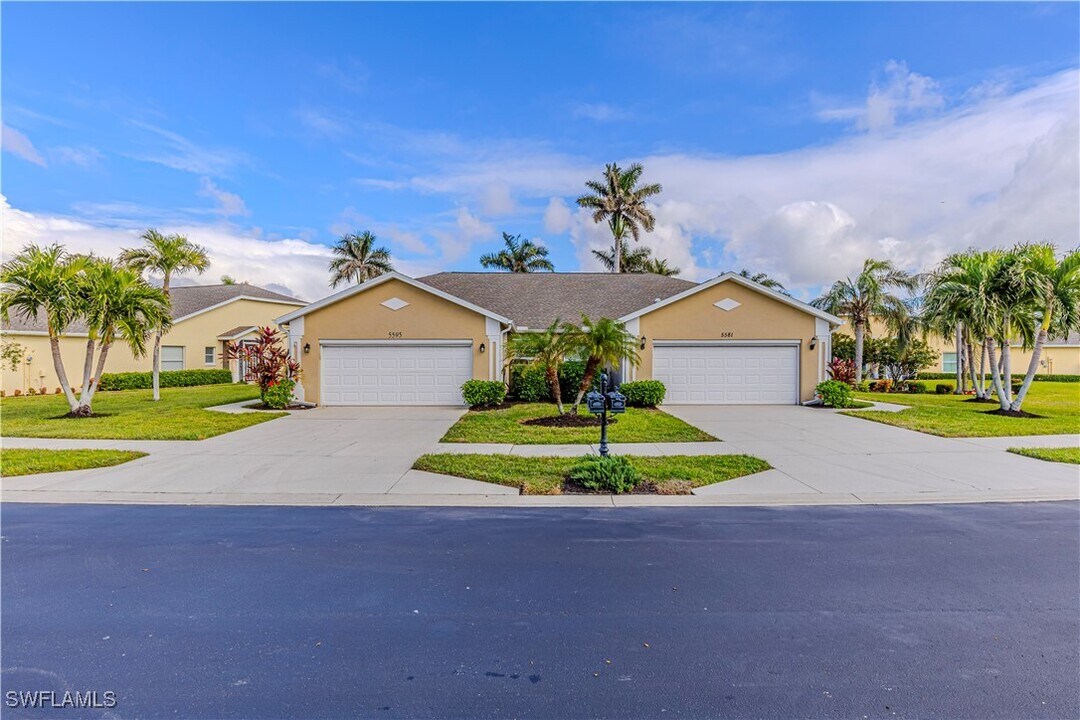 5595 Greenwood Cir in Naples, FL - Building Photo