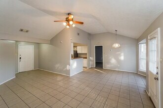 7622 Millbrae Ln in Houston, TX - Foto de edificio - Building Photo