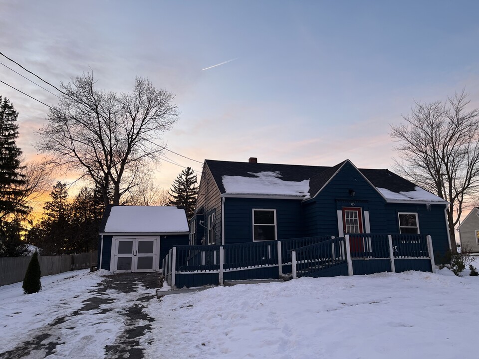 303 Fremont Rd in East Syracuse, NY - Building Photo