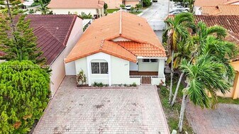 2524 W 65th St in Hialeah, FL - Building Photo