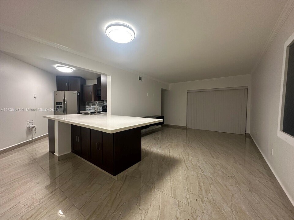 9423 Fontainebleau Blvd in Miami, FL - Building Photo