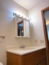 365 Ellis Ave, Unit 4 in Iowa City, IA - Foto de edificio - Building Photo