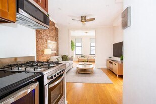52 Barrow St, Unit 1D in New York, NY - Building Photo