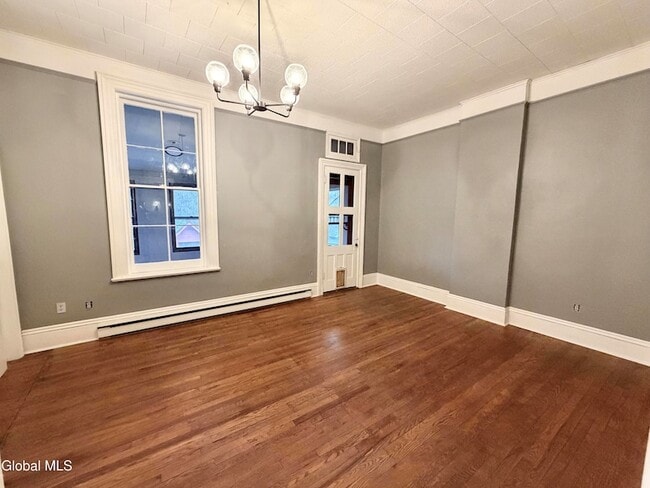 10 W Main St in Fonda, NY - Foto de edificio - Building Photo